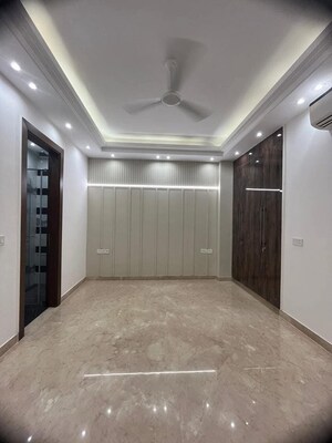 Room in 3 BHK Builder Floor at Sector 9 – for Rent