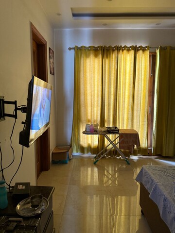 Living Room in 3 BHK Builder Floor at DLF City Phase IV, Dlf Phase iv – for Rent