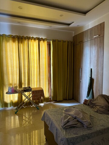 Living Room in 3 BHK Builder Floor at DLF City Phase IV, Dlf Phase iv – for Rent