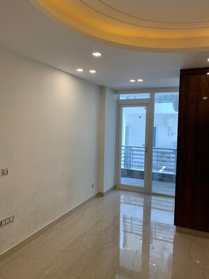 Room in 3 BHK Builder Floor at Royal Homez, Sector 43 – for Rent