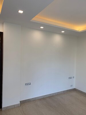 Room in 3 BHK Builder Floor at Royal Homez, Sector 43 – for Rent