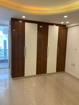 Room in 3 BHK Builder Floor at Royal Homez, Sector 43 – for Rent