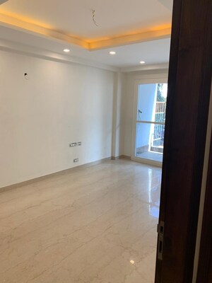 Room in 3 BHK Builder Floor at Royal Homez, Sector 43 – for Rent