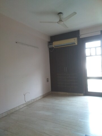 Room in 3 BHK Builder Floor at East Patel Nagar – for Rent