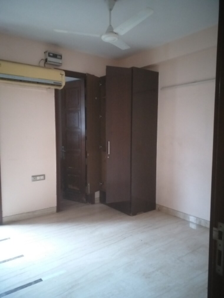 Room, east patel nagar 3 Bedroom 1710 Sq.Ft. Builder Floor In East Patel Nagar Delhi 9325605