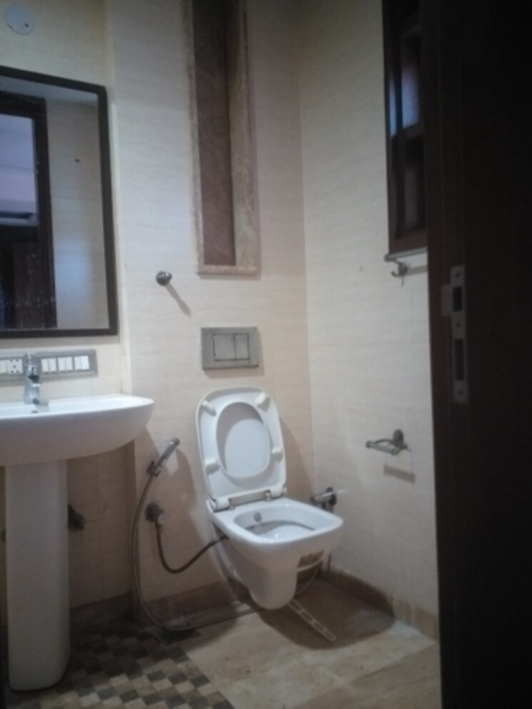 Bathroom, east patel nagar 3 Bedroom 1710 Sq.Ft. Builder Floor In East Patel Nagar Delhi 9325605