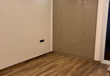 Room in 3.5 BHK Builder Floor at Sector 4 – for Rent