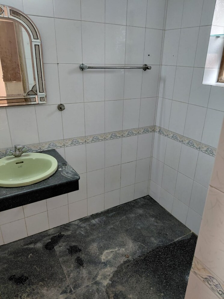 Bathroom, vasant kunj 3 Bedroom 1100 Sq.Ft. Apartment In Vasant Kunj Delhi 9325709