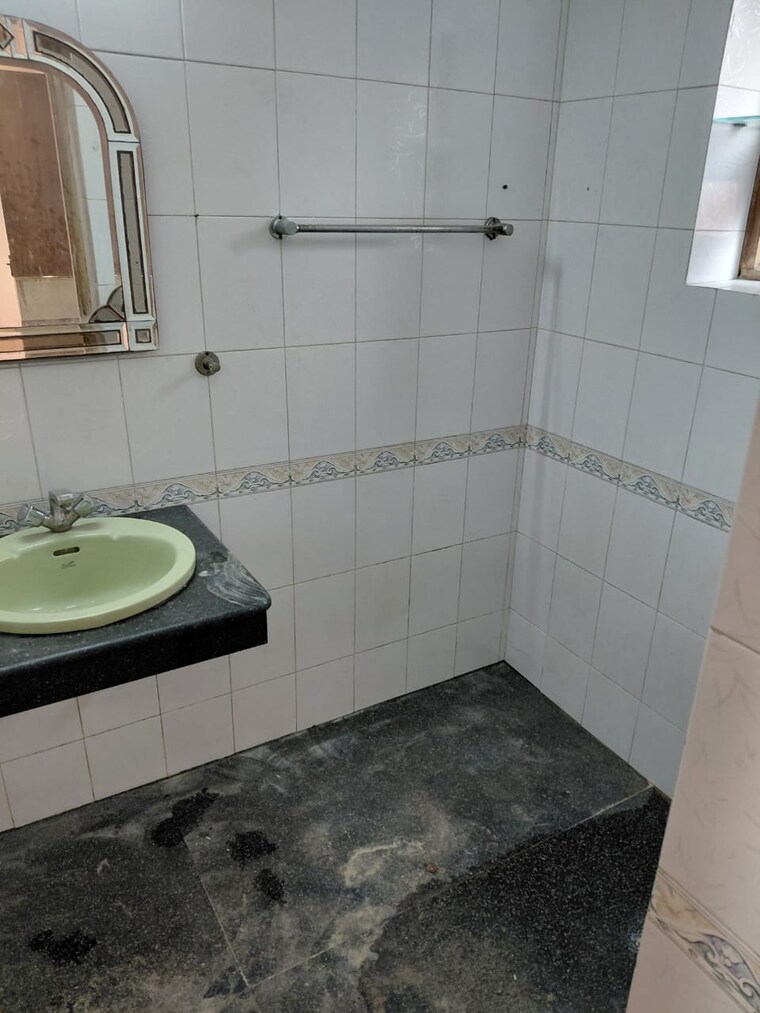 Bathroom, vasant kunj 3 Bedroom 1100 Sq.Ft. Apartment In Vasant Kunj Delhi 9325709