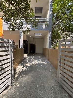 Balcony in 3 BHK Builder Floor at Sushant Lok 2, Sector 57 – for Rent