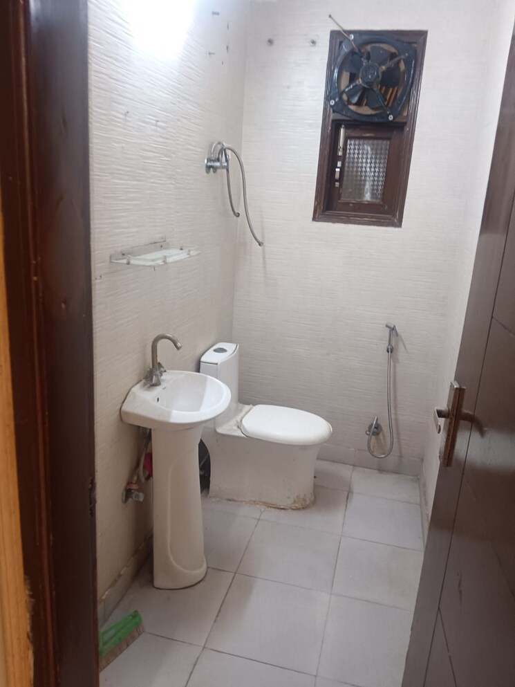 Bathroom, khirki extension 3 Bedroom 900 Sq.Ft. Builder Floor In Khirki Extension Delhi 9325728