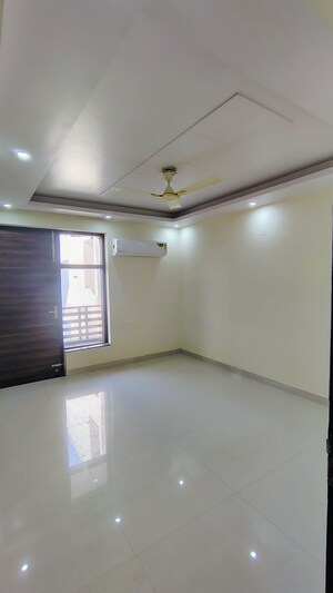 Room in 3.5 BHK Builder Floor at Sushant Lok 3, Sector 57 – for Rent