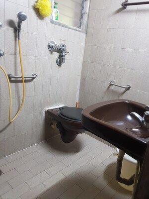 Bathroom in 4 BHK Villa at Sindhi Society, Chembur – for Rent