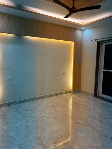 Room in 3 BHK Builder Floor at Sector 5 – for Rent
