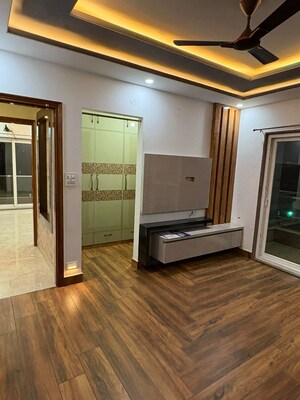 Room in 3 BHK Builder Floor at Sector 5 – for Rent