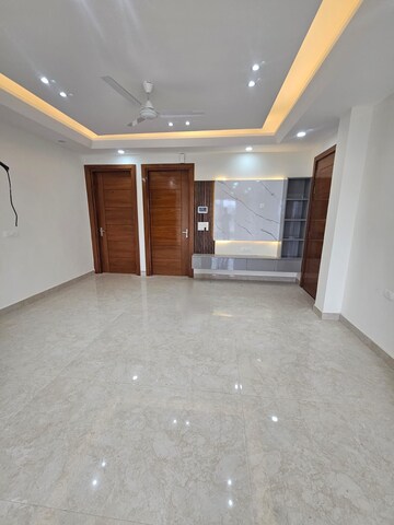 Room in 3 BHK Builder Floor at Ameya Sapphire 57, Sector 57 – for Rent