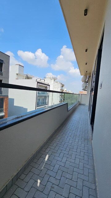 Balcony in 3 BHK Builder Floor at Gold Souk Mall, Sector 43 – for Rent