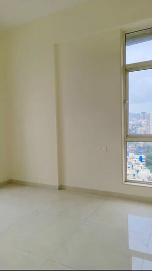 Room in 4 BHK Apartment at Malad West – for Sale