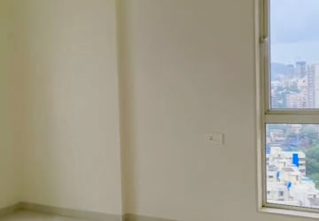 Room in 4 BHK Apartment at Malad West – for Sale