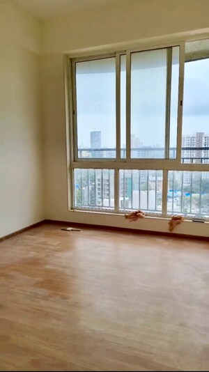 Room in 4 BHK Apartment at Malad West – for Sale