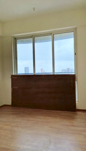 Room in 4 BHK Apartment at Malad West – for Sale