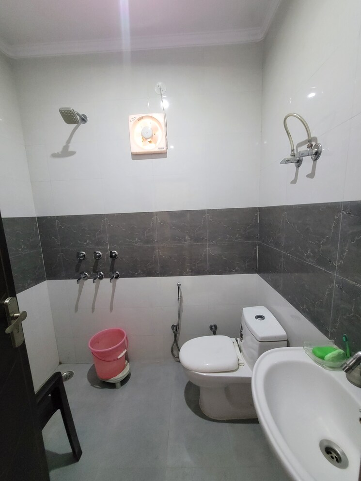 Bathroom, dilshad colony 4 Bedroom 1800 Sq.Ft. Builder Floor In Dilshad Colony Delhi 9325979