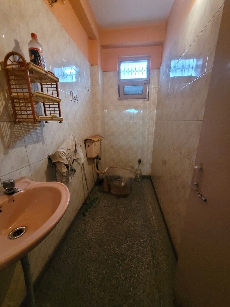 Bathroom, dilshad colony 1 Bedroom 450 Sq.Ft. Builder Floor In Dilshad Colony Delhi 9325998