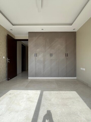 Room in 4 BHK Builder Floor at Friends Colony – for Rent