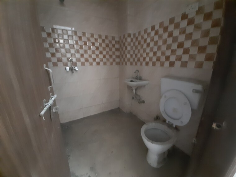 Attached Bathroom, maidan garhi 2 Bedroom 85 Sq.Yd. Apartment In Maidan Garhi Delhi 9326042