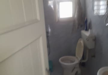 Attached Bathroom in 3.5 BHK Apartment at Mayur Vihar – for Rent