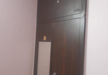Furnished Amenities in 3.5 BHK Apartment at Mayur Vihar – for Rent