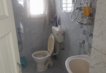 Bathroom in 3.5 BHK Apartment at Mayur Vihar – for Rent
