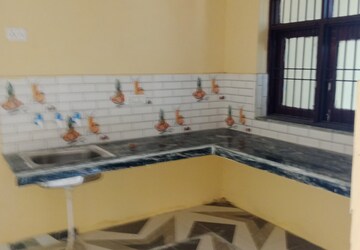 Room in 1.5 BHK Builder Floor at Sector 18 – for Rent