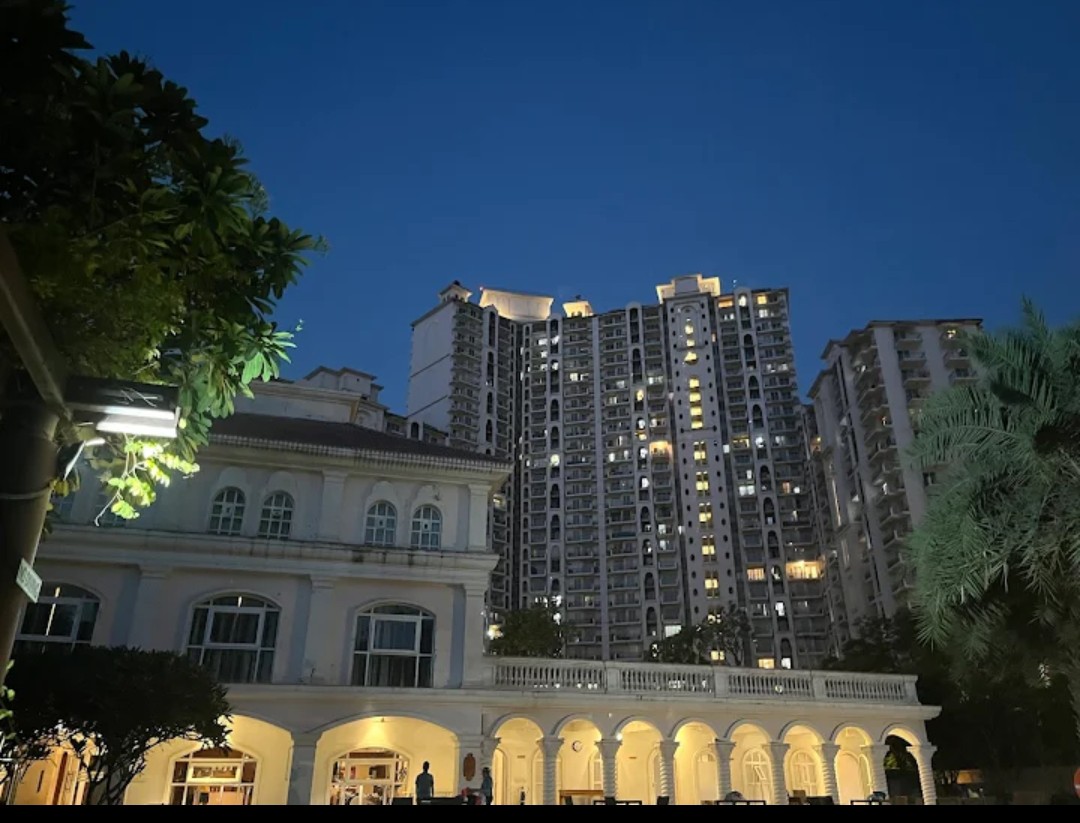 3 BHK Apartment For Sale in DLF Regal Gardens