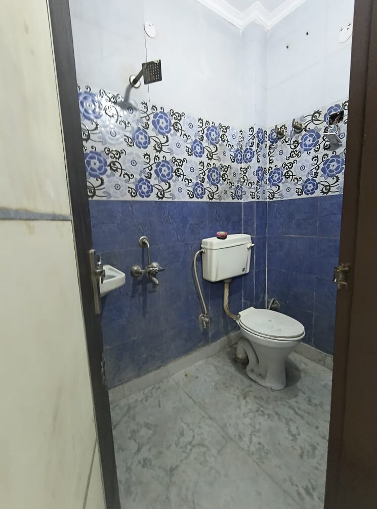 Bathroom, govindpuri 3 Bedroom 900 Sq.Ft. Builder Floor In Govindpuri Delhi 9326395