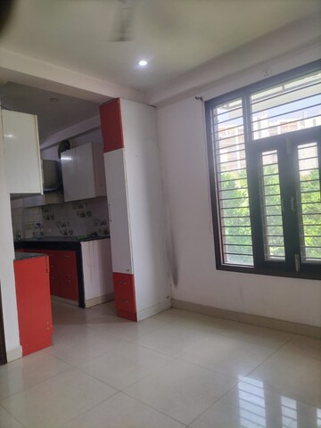 Room in 2 BHK Builder Floor at Sector 9a – for Rent
