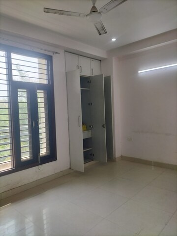 Room in 2 BHK Builder Floor at Sector 9a – for Rent