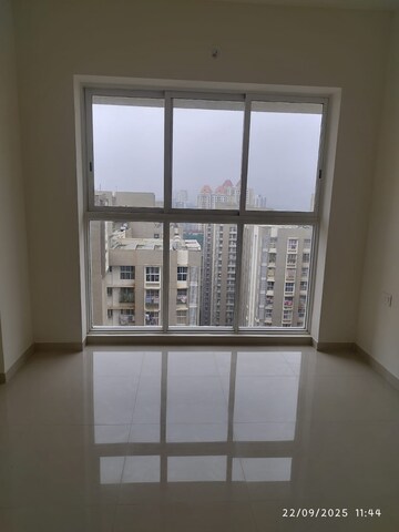 Room in 2 BHK Apartment at Kalpataru Paramount, Kapur Bawdi – for Rent