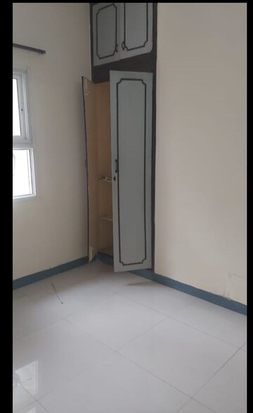 Room in 2.5 BHK Apartment at Mayur Vihar Phase 1 Extension – for Rent