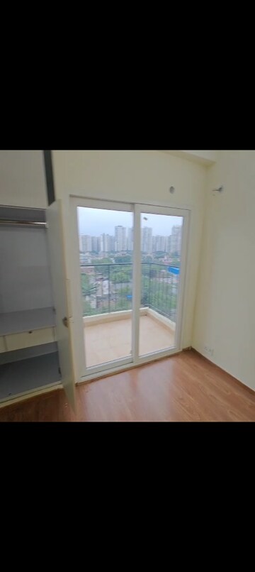 Room in 3 BHK Apartment at Amrapali Enchante, Tech Zone 4 Greater Noida – for Rent