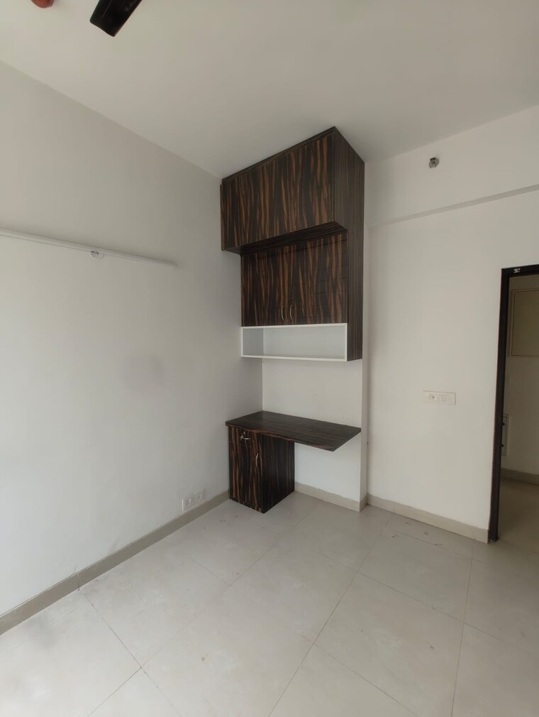 Room, one-indiabulls 3.5 Bedroom 2875 Sq.Ft. Apartment In Sector 104 Gurgaon 9326858