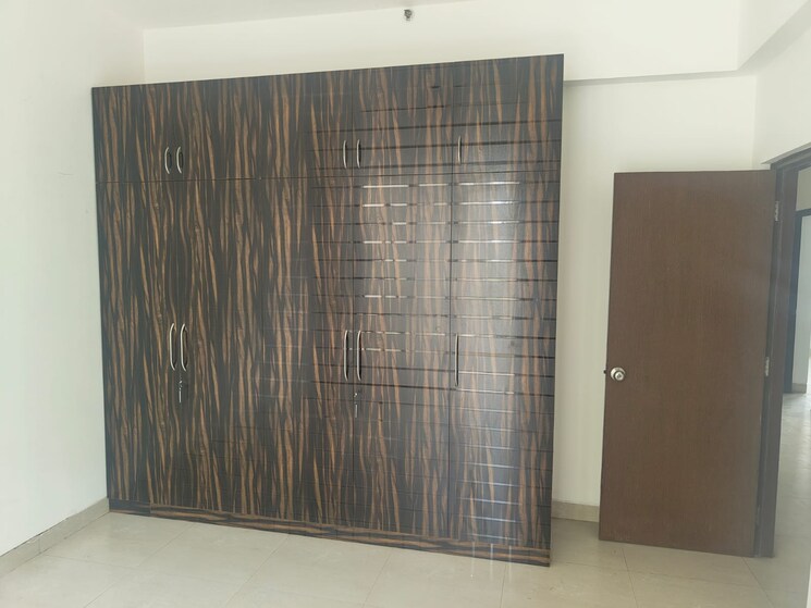 Room, one-indiabulls 3.5 Bedroom 2875 Sq.Ft. Apartment In Sector 104 Gurgaon 9326858