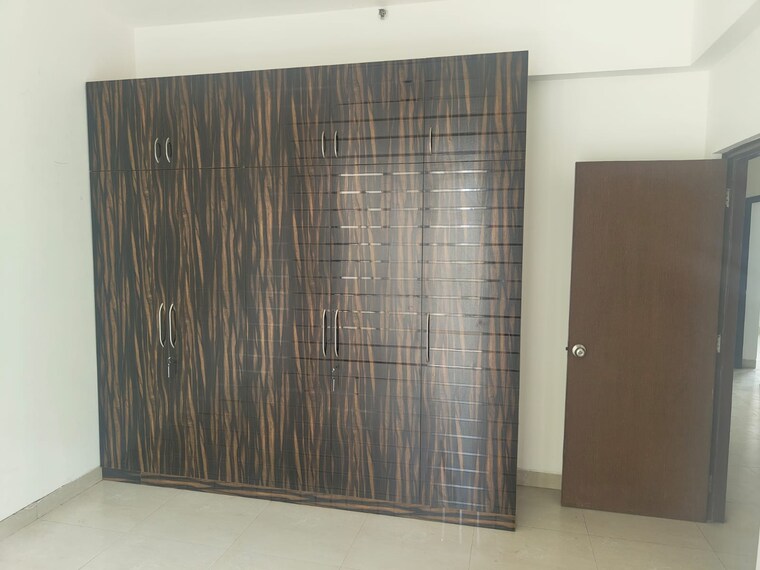 Room, one-indiabulls 3.5 Bedroom 2875 Sq.Ft. Apartment In Sector 104 Gurgaon 9326858