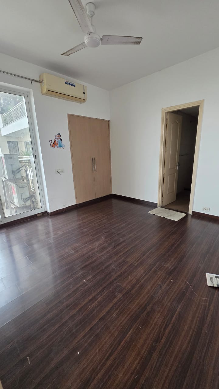 4 BHK + Servant Room Apartment For Sale in Unitech Heritage City