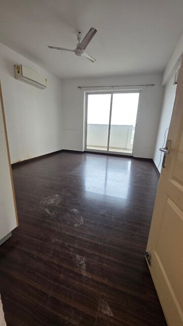 Room in 4 BHK Apartment at Unitech Heritage City, Sector 25 – for Sale