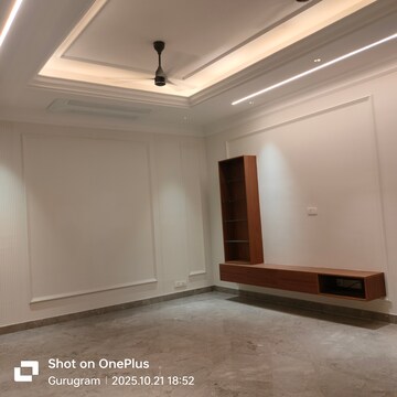 Room in 4 BHK Builder Floor at Sector 15 – for Rent