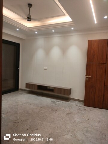 Room in 4 BHK Builder Floor at Sector 15 – for Rent