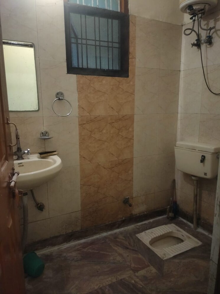 Bathroom, onyx-plaza 2 Bedroom 850 Sq.Ft. Builder Floor In Vasundhara Sector 3 Ghaziabad 9327065