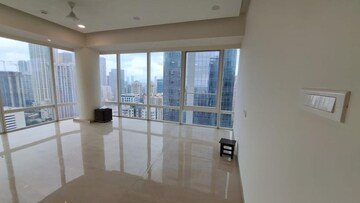 Room in 3 BHK Apartment at Indiabulls Blu, Worli – for Rent
