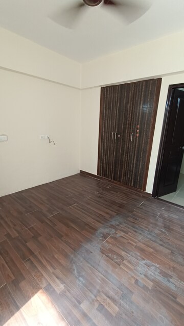 Room in 2 BHK Apartment at Sethi Max Royal, Sector 76 – for Rent